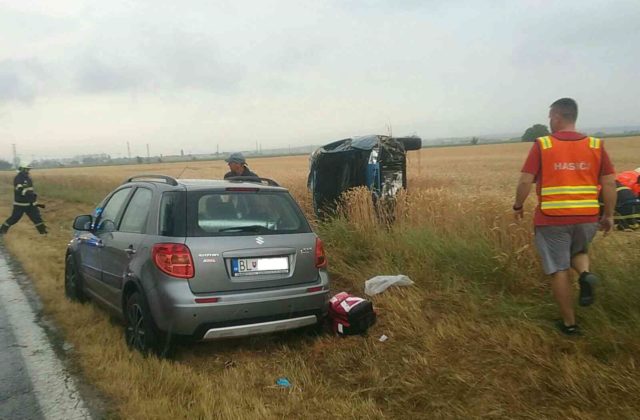 Pri Senci sa zrazili dve autá a skončili mimo cesty, na mieste zasahoval aj vrtuľník