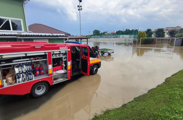 Na východe Slovenska vyhlásili tretí stupeň povodňovej aktivity, vyliate potoky zaplavovali domy i záhrady (foto)