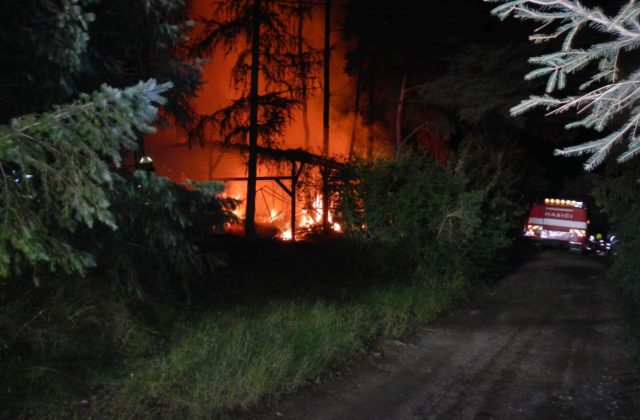Dovolenková idylka sa zmenila na peklo, kemp na Orlíku zachvátil požiar (foto)