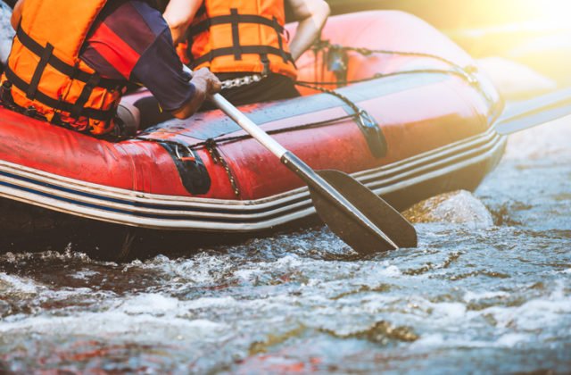 V Sázave sa prevrátil raft s celou posádkou, nehoda si vyžiadala aj jednu obeť