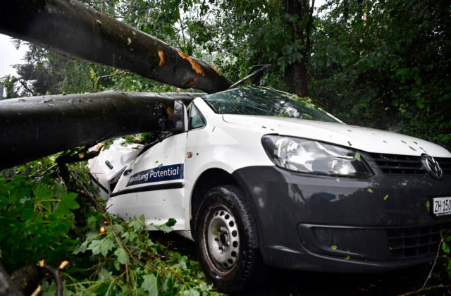 Silné búrky narobili škody v Nemecku a Švajčiarsku, dopravu narušili popadané stromy (video)