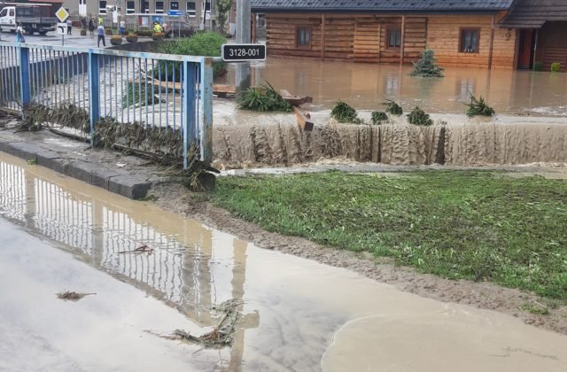 Obce na severe Slovenska ohrozujú rozvodnené rieky, tretí stupeň povodňovej aktivity platí aj na východe (foto)