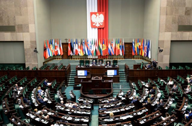 Poľská vládna koalícia po týždňoch obnovila tesnú parlamentnú väčšinu