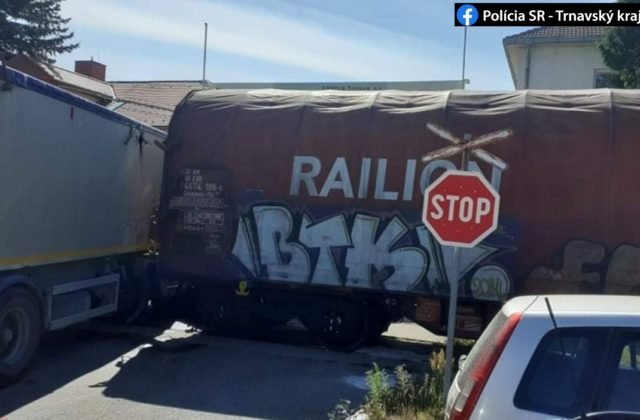 Kamionista vošiel do dráhy cúvajúcemu vlaku, pri tragickej zrážke zahynul mladý posunovač (foto)