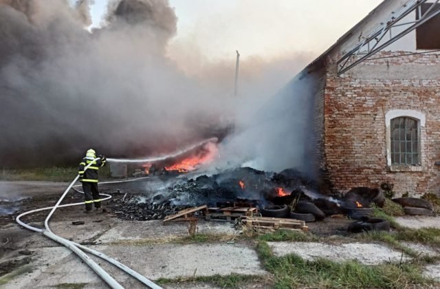 Skladovú halu s pneumatikami zachvátil požiar, na miesta zasahujú desiatky hasičov (foto)