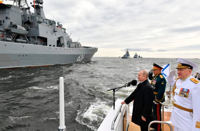 Ruské námorníctvo oslávilo 325. výročie svojho založenia, zúčastnili sa aj lode z iných krajín