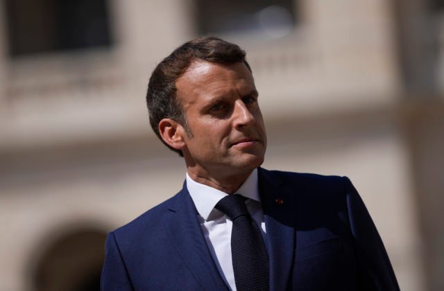 Francúzsky prezident Macron vyzval na jednotu a masové očkovanie v boji proti koronavírusu