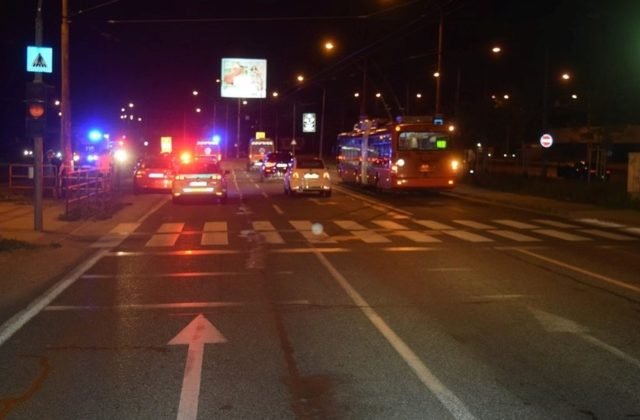 Pri bratislavskom cintoríne zrazilo auto mladú ženu, utrpela mnohopočetné zranenia (foto)