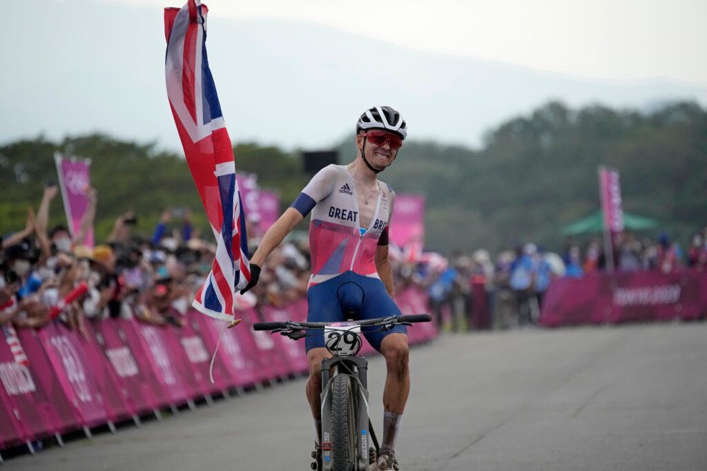 Horský cyklista Pidcock získal zlato na olympiáde v Tokiu, favorizovaný van der Poel spadol v prvom okruhu