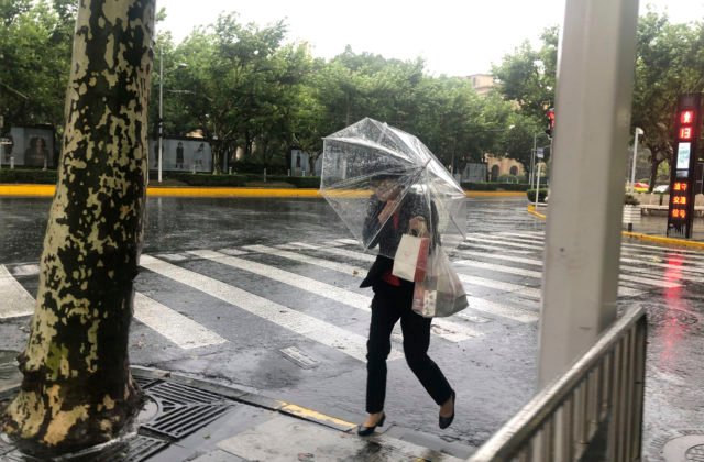 Šanghajom sa prehnal tajfún In-fa, lejaky zaplavili cesty a silný vietor vyvracal stromy
