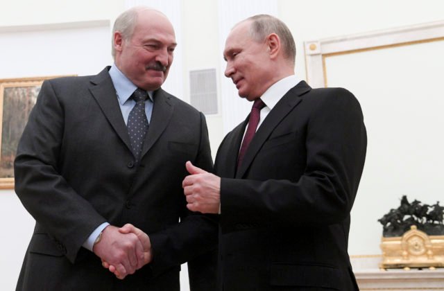 Bielorusko je pripravené pripojiť sa k ruskej invázii na Ukrajinu, naznačujú to spravodajské služby
