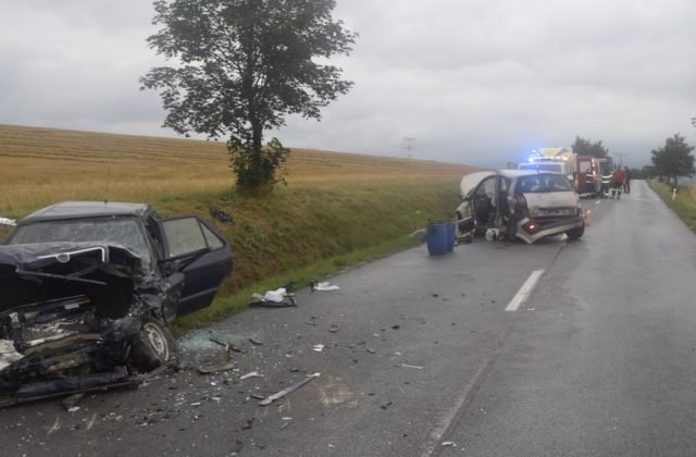 Pri tragickej dopravnej nehode v okrese Topoľčany vyhasol život dôchodkyne, čelne sa zrazili dve autá (foto)