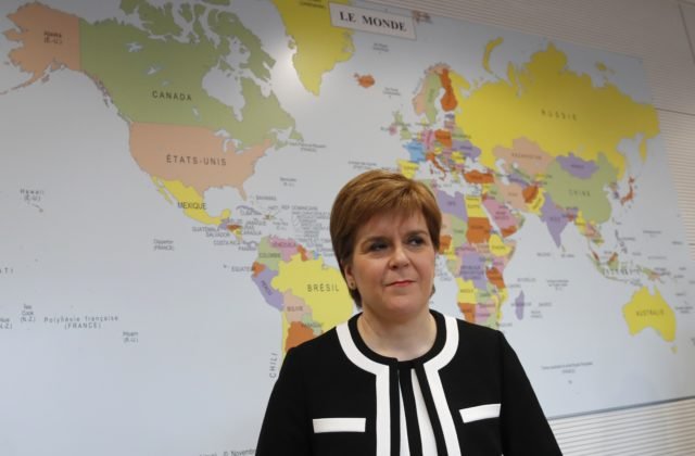 Škótsko už zruší takmer všetky reštrikcie, víťazstvo nad vírusom to však neznamená, vraví Sturgeonová