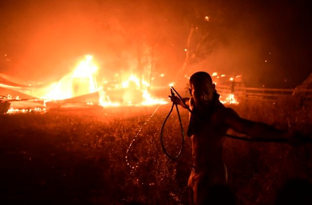 Grécko bojuje s mohutnými lesnými požiarmi, z predmestia Atén ušli z domovov tisíce ľudí (foto)