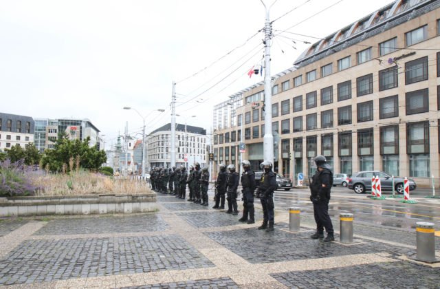 Protesty v Bratislave proti výhodám pre zaočkovaných a opatreniam: Pred prezidentským palácom postávajú desiatky ľudí (foto)