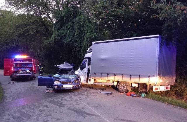 Pri obci Ľubovec došlo k tragickej nehode, pri zrážke auta s dodávkou prišiel o život mladý vodič (foto)