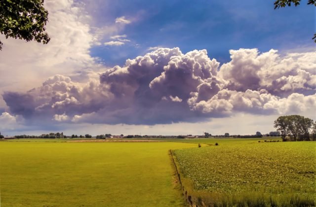 Východné i stredné Slovensko potrápia búrky, meteorológovia vydali výstrahu aj pred vysokými teplotami