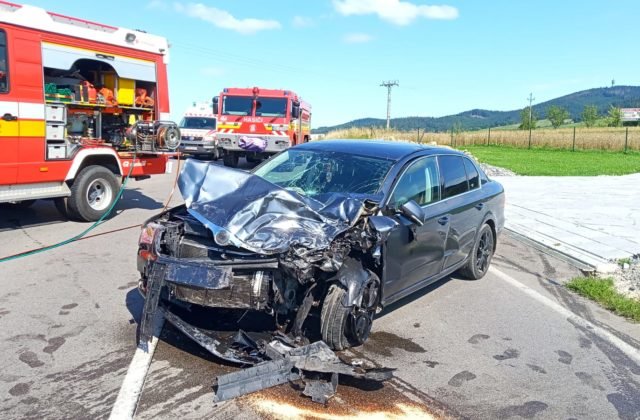 Medzi Námestovom a Oravským Podzámkom došlo k vážnej nehode, cesta je neprejazdná