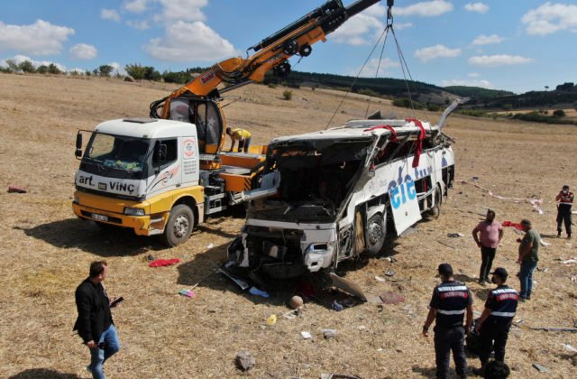 V Turecku sa zrútil autobus z diaľnice, hlásia 15 mŕtvych