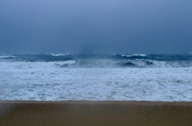 Tropická búrka Kevin nepredstavuje pre pevninu Mexika hrozbu, spôsobuje však veľké vlny