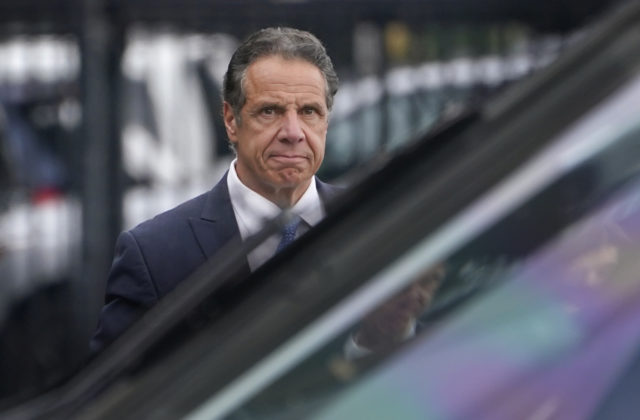 Guvernér New Yorku rezignoval, na krku má obvinenia zo sexuálneho obťažovania