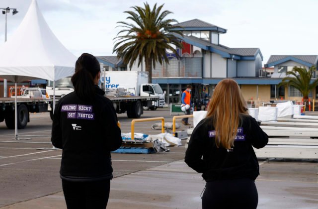 Melbourne bude uzavreté ešte ďalší týždeň, v meste odhalili nové prípady nákazy koronavírusom