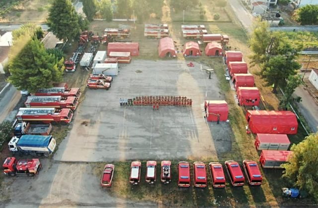 Slovenskí hasiči chránia v gréckej Avgarii dôležité objekty, pri hasení im pomohol aj krátky dážď (video+foto)