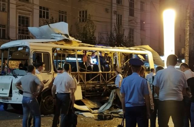 V centre Voroneži vybuchol autobus, explózia si vyžiadala dve obete a niekoľko zranených (video)