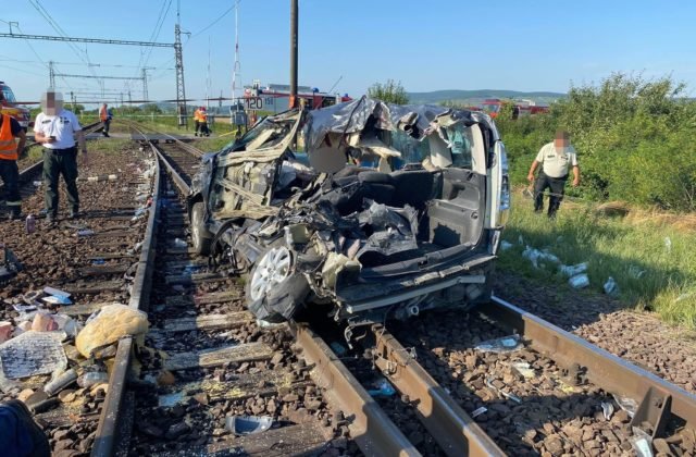 V Slovenskom Novom Meste sa zrazilo auto s vlakom, po zrážke zahynuli dve osoby