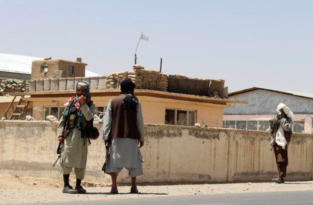 Taliban ovládol provinciu ležiacu neďaleko Kábulu a zaútočil na mesto Mazár-e Šaríf