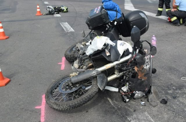 Českí manželia na motorke sa v obci Tovarné zrazili s autom, ženu museli odviezť vrtuľníkom