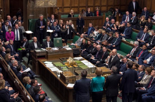 Britskí poslanci ukončia svoje dovolenky a v parlamente budú diskutovať o situácii v Afganistane