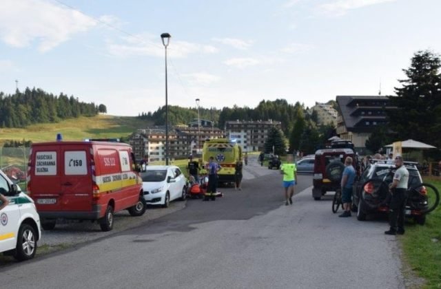 Cyklista nabúral do zaparkovaného auta, boj o život prehral v nemocnici (foto)