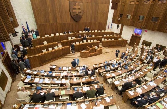 Parlament svoje dvere pre verejnosť tento rok neotvorí, každoročne prišli na podujatie tisícky ľudí