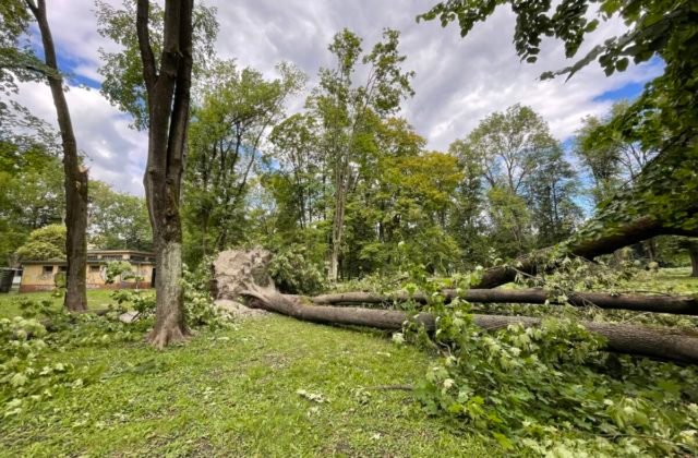 Banská Bystrica sumarizuje škody po silnej búrke, odstraňovanie polámaných stromov môže trvať týždne