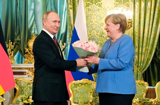Merkelová sa stretne v Moskve s Putinom, rokovať budú o Afganistane či konflikte na východe Ukrajiny