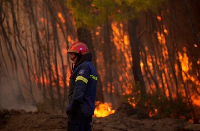 Grécke lesy stále horia, s požiarmi bojujú stovky hasičov a pomocnú ruku podali aj Poliaci