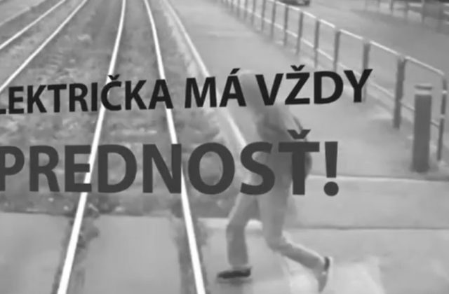 Koniec týždňa priniesol v Bratislave tragickú dopravnú nehodu, chodec neprežil zrážku s električkou (video)