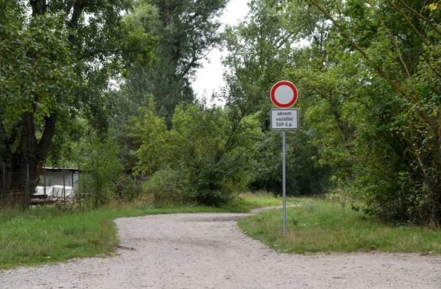 Na chránené obecné územie Lido v Piešťanoch sa už autom nedostanete, mesto osadilo aj zákazové značky