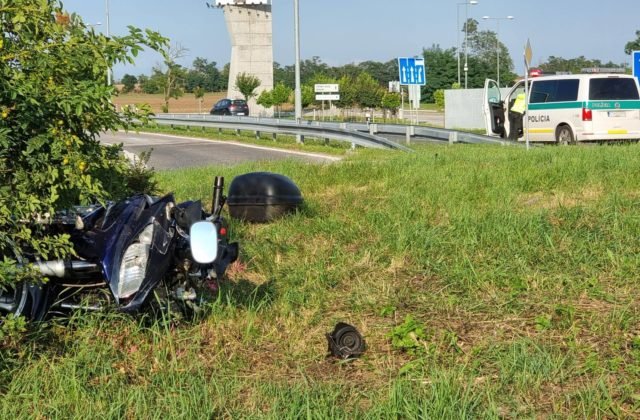 Motorkár narazil do zvodidiel, pri páde utrpel zranenia nezlučiteľné so životom (foto)