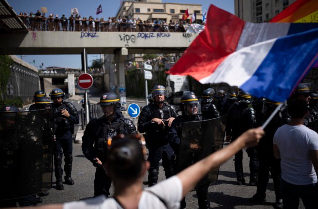 Francúzom sa nepáči zavedenie COVID pasov, naprieč krajinou sa konali stovky protestov