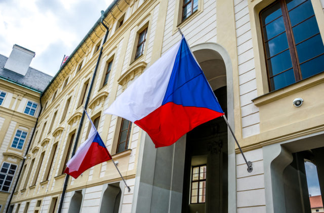 Česká vláda žiada o predĺženie núdzového stavu, polnočné omše budú napriek zákazu vychádzania