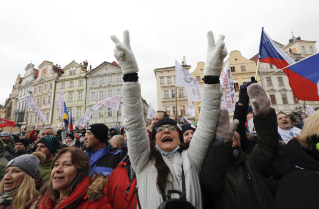 Tisíce ľudí v Prahe protestovali proti opatreniam, mnohí nemali rúška (foto)