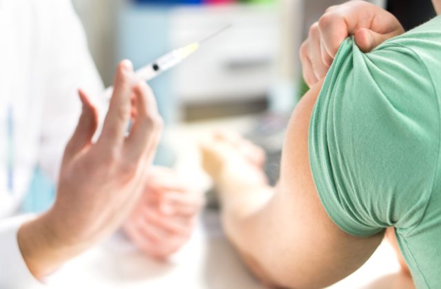 Oficiálne: Očkovaní Briti do 60 rokov zomierajú dvakrát častejšie ako neočkovaní