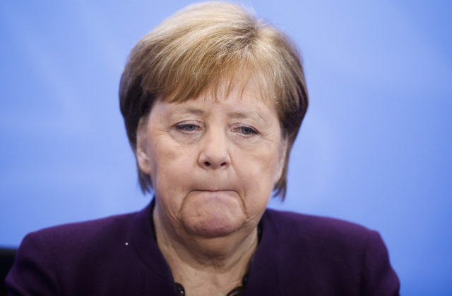 Nemecko podľa Merkelovej musí komunikovať s Talibanom, aby dostalo svojich spolupracovníkov do bezpečia