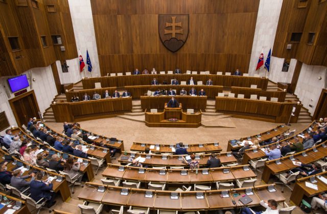 Poslanci majú odobriť rozhodnutie vlády o núdzovom stave, ktorý na Slovensku predĺžila o 40 dní (naživo)