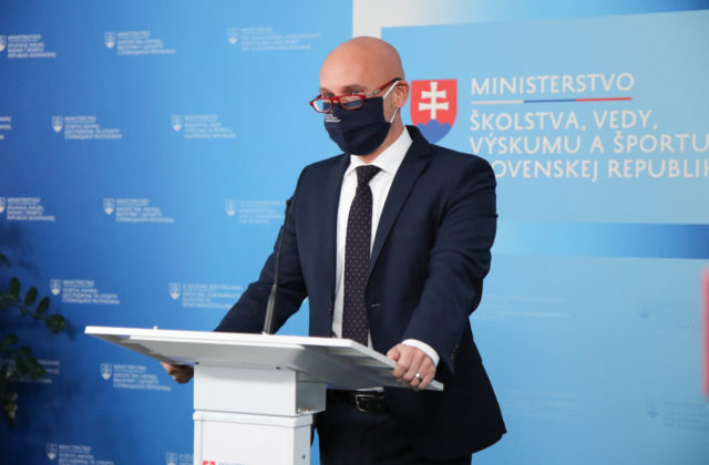 Minister školstva Branislav Gröhling sa svojho magisterského titulu nevzdá