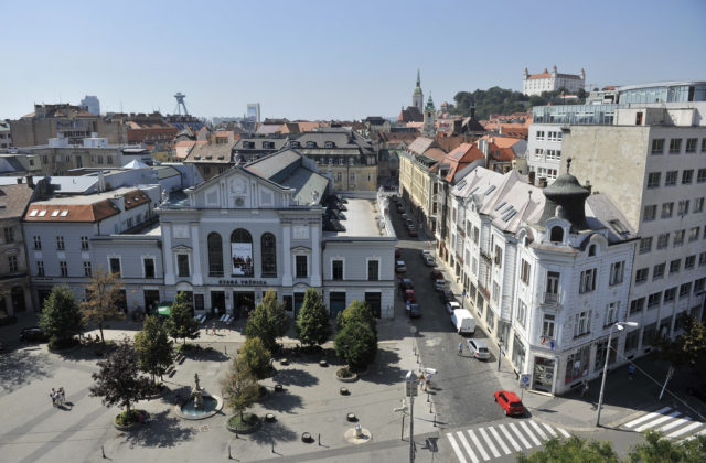 Bratislavské Staré Mesto spravilo výnimku a dočasne pre koronavírus umožní vstup autom aj do pešej zóny