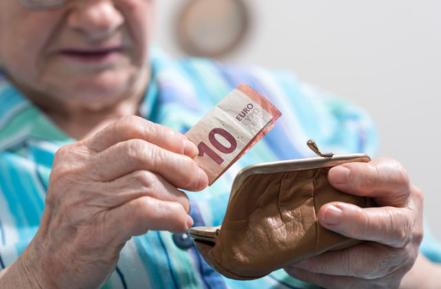 Sociálna poisťovňa musela vykryť nedostatok financií na vyplácanie starobných dôchodkov z iných fondov