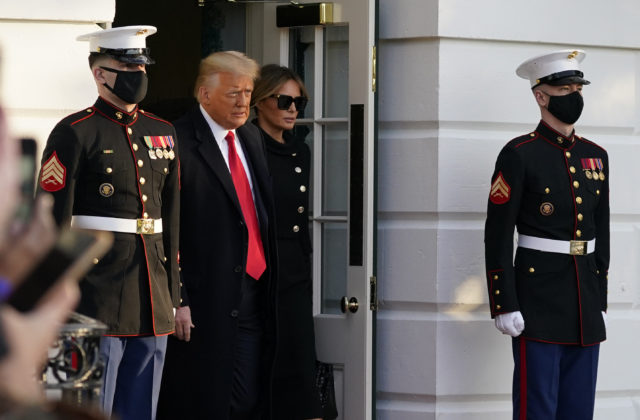 Trump aj s manželkou opustili Biely dom, Bidenovej inaugurácie sa nezúčastnia (video)